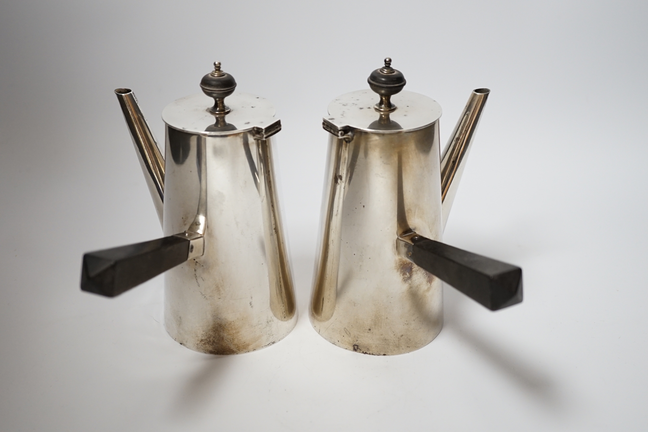 An Edwardian silver café au lait pair, by Jay, Richard Attenborough Ltd, Chester, 1907, gross weight 25.4oz.